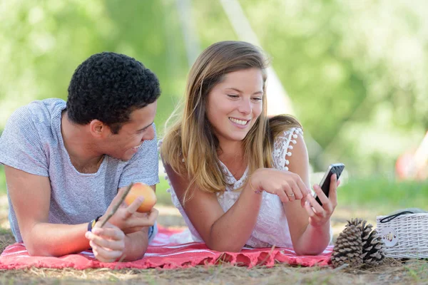 Couple Regardant Des Photos Sur Smartphone Dans Parc — Photo