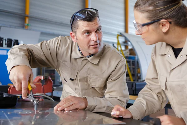 Metallindustrins Chef Och Maskinmöte Fabrik — Stockfoto