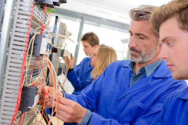 Profesor Ayudando Estudiante Con Cableado —  Fotos de Stock