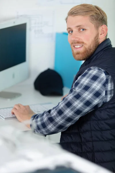 Mann Sitzt Tisch Und Arbeitet Einem Computer — Stockfoto