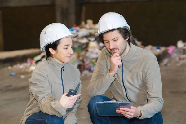 Trabajadores Masculinos Femeninos Patio Reciclaje —  Fotos de Stock