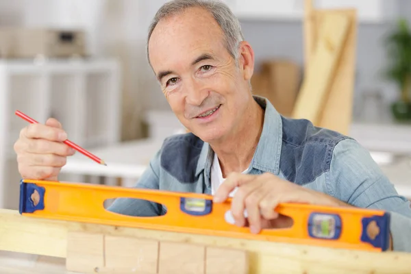 Portret Van Senior Timmerman Met Behulp Van Waterpas — Stockfoto