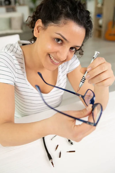 Young Female Technician Repairing Glasses — Stock Photo, Image