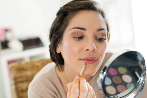 Aantrekkelijk Meisje Met Het Doen Van Haar Make — Stockfoto