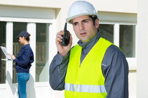 Foreman Güvenlik Üniforması Giyiyor Telsizle Konuşuyor — Stok fotoğraf