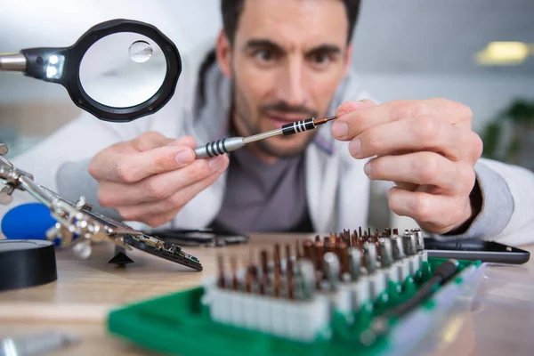 Técnico Reparación Teléfonos Inteligentes Rotos Mesa — Foto de Stock