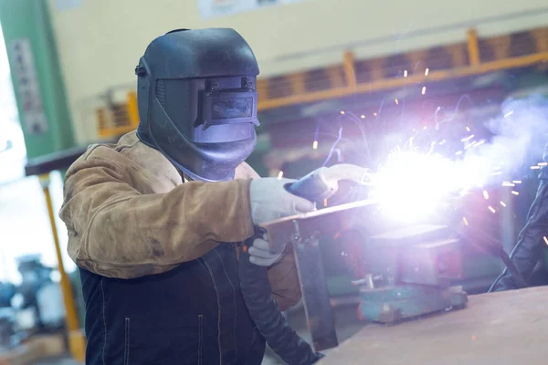 Hombre Soldadura Usando Visera Protectora —  Fotos de Stock