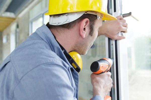 Ein Mann Baut Ein Fenster Ein — Stockfoto