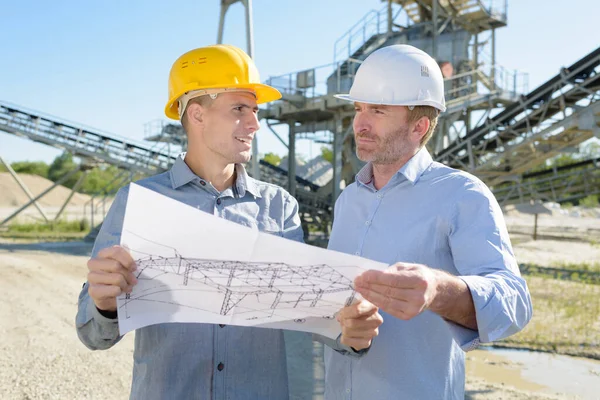 Jong Ingenieur Met Blauwdruk Van Structuur Frame — Stockfoto