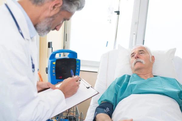 Doctor Escribiendo Historial Médico Los Pacientes — Foto de Stock