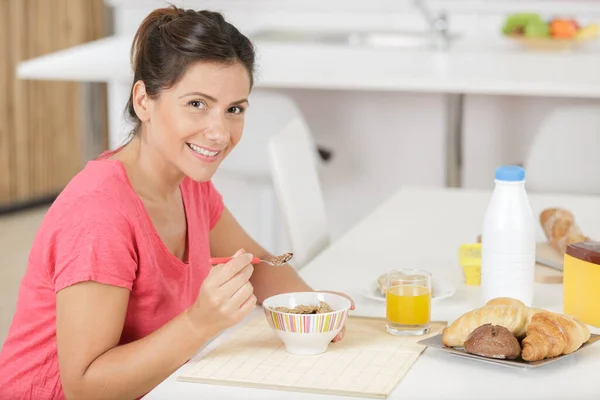 Женщина Принимает Здоровый Завтрак — стоковое фото