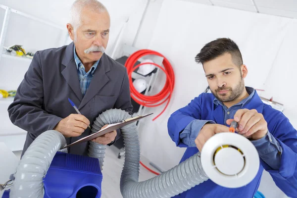 Ung Lärling Tekniker Med Sin Instruktör — Stockfoto