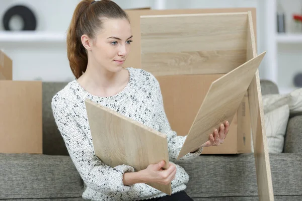 Frau Bei Der Montage Von Möbeln Hause — Stockfoto