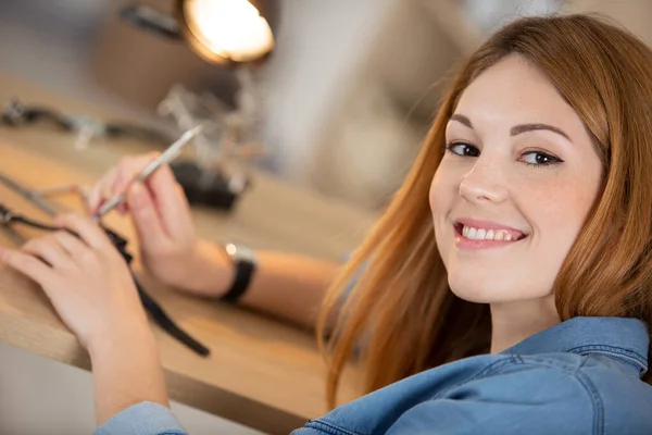 Femminile Riparazione Orologi Vintage Smonta Orologio — Foto Stock