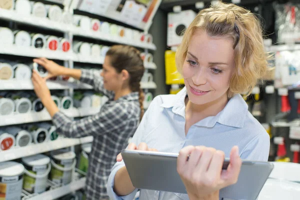 在超市中使用平板电脑的女人 — 图库照片