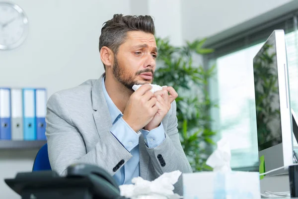 Trauriger Geschäftsmann Blickt Auf Bildschirm — Stockfoto