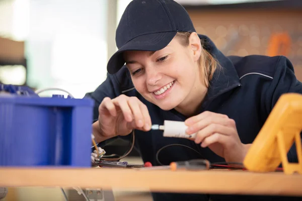 Kvinnlig Tekniker Ansluter Kablar Till Ventilationsenheten — Stockfoto