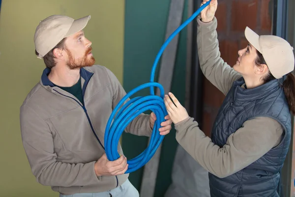 Manliga Och Kvinnliga Elektriker Som Utför Mätningar — Stockfoto