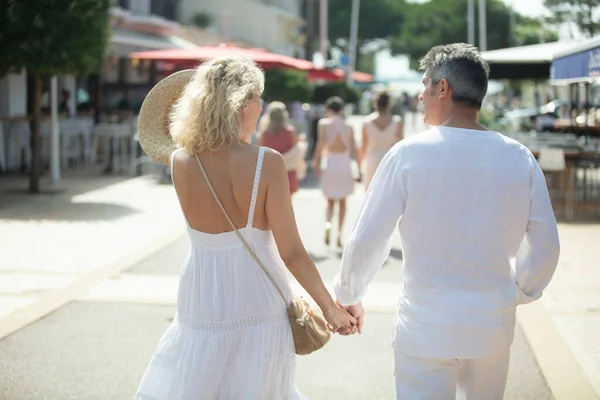 走在街上的一对成熟夫妇的后视镜 — 图库照片