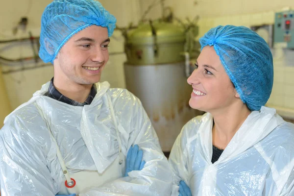 Portret Van Fabrieksarbeiders Glimlachend Voor Vat — Stockfoto