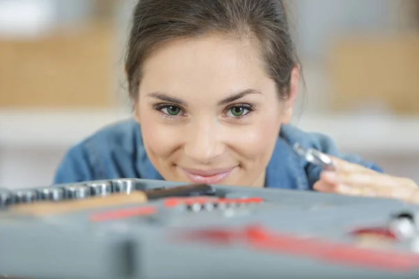 Lycklig Kvinna Avslappnade Kläder Reparera Något — Stockfoto