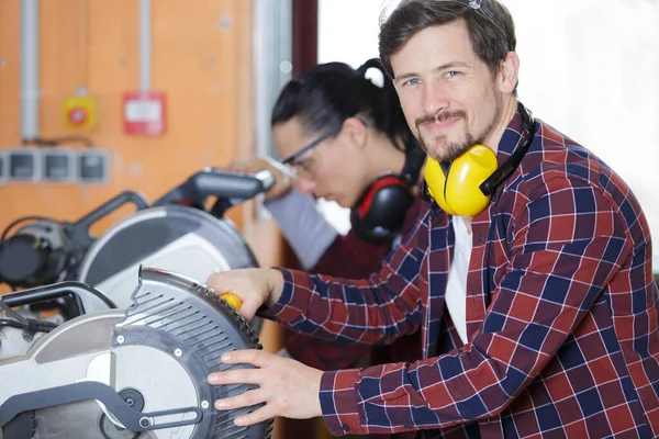 Arbeiter Sägt Mit Kreissäge Einen Baum — Stockfoto