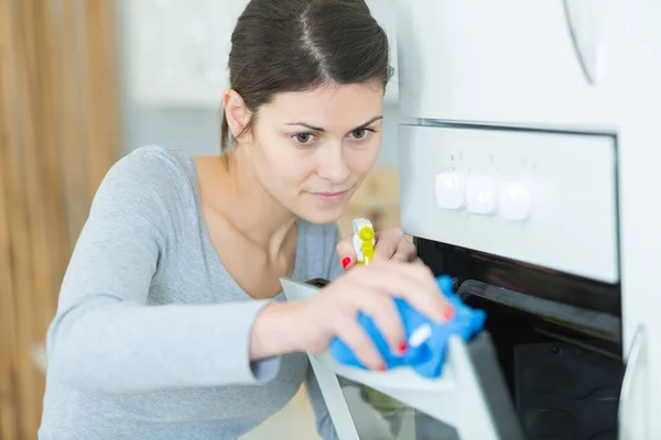 Szczęśliwa Kobieta Sprzątanie Kuchenka Domu Kuchnia — Zdjęcie stockowe