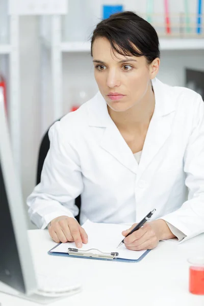 Porträtt Allvarlig Kvinnlig Läkare Som Arbetar Labb — Stockfoto