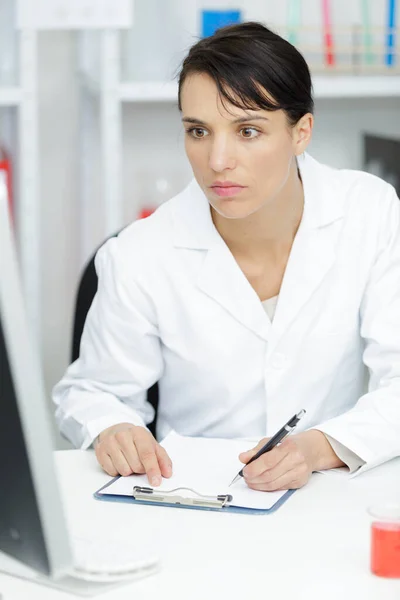 Portret Van Een Serieuze Vrouwelijke Arts Die Het Lab Werkt — Stockfoto