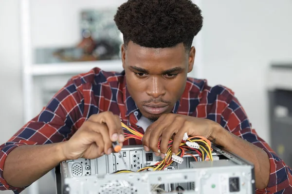 Computertechniker Arbeitet Seinem Büro Kaputter Konsole — Stockfoto