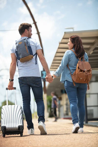 Happy Couple Holding Hands Train Station — Stock Photo, Image