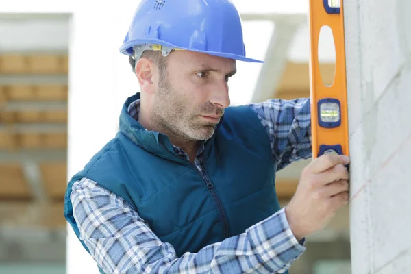 Trabajador Guapo Con Herramienta Nivel —  Fotos de Stock