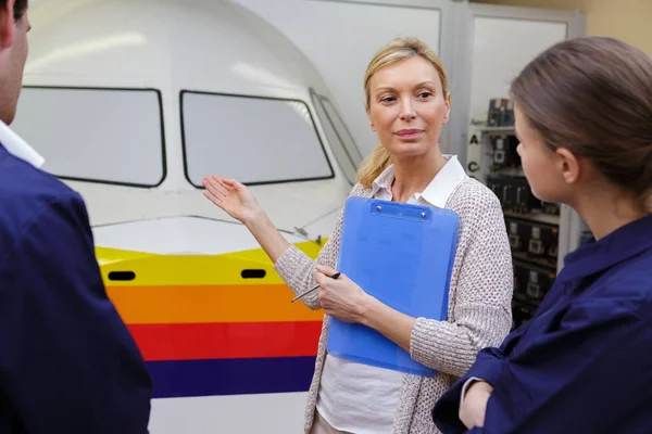 Mulher Mostrando Avião Para Aprendiz — Fotografia de Stock