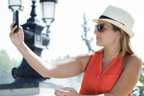 Mulher Usando Seu Smartphone Livre — Fotografia de Stock