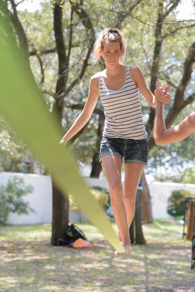 Lycklig Kvinna Slacklining — Stockfoto