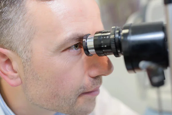 Optometrist Performing Visual Field Test — Stock Photo, Image