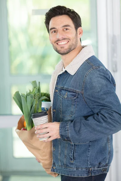 Man Carrying Groceries Takeaway Coffee — Stock Photo, Image