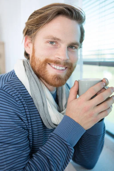 Uomo Successo Bere Caffè Accanto Alla Finestra — Foto Stock