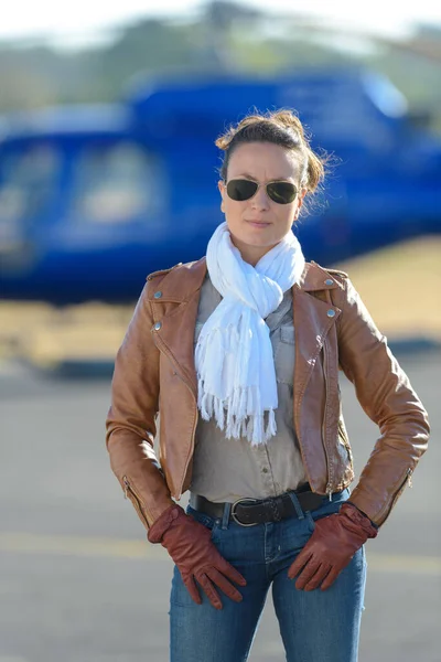 Woman Waiting Helicopter — Stock Photo, Image