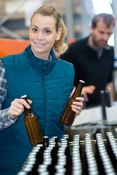 Glad Kvinnlig Bryggeriarbetare Med Buteljeringsmaskiner Fabriken — Stockfoto