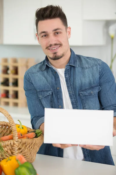 Homem Com Cesta Legumes Segurando Sinal Branco — Fotografia de Stock