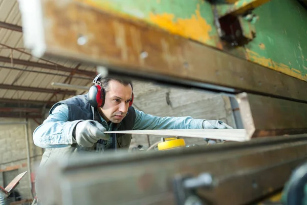 Mannelijke Medewerker Van Middelbare Leeftijd Werkend Met Plaatmetaal Bekeken Door — Stockfoto