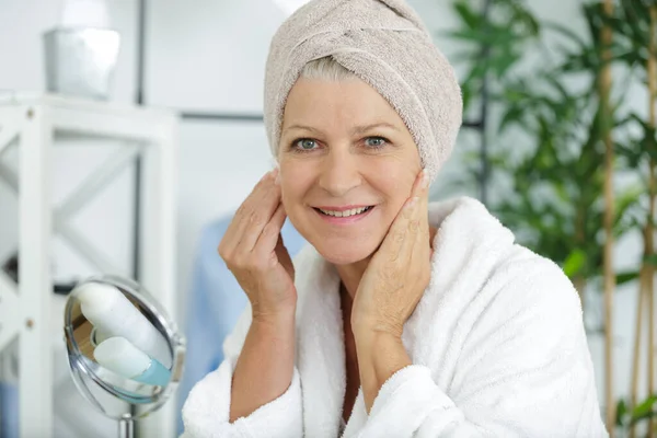 Portrait Senior Woman Applying Aging Cream — Stock Photo, Image