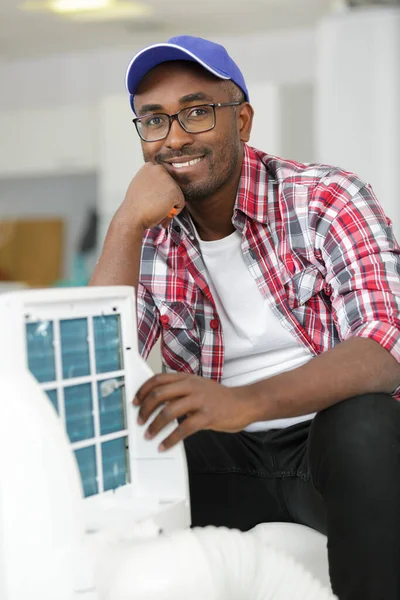 Heureux Jeune Technicien Masculin Réparer Climatiseur — Photo