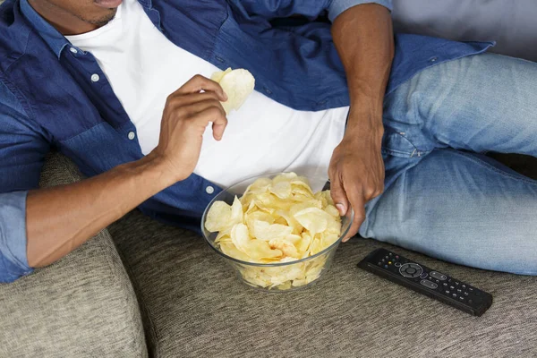 Mann Schaut Fern Und Isst Chips — Stockfoto