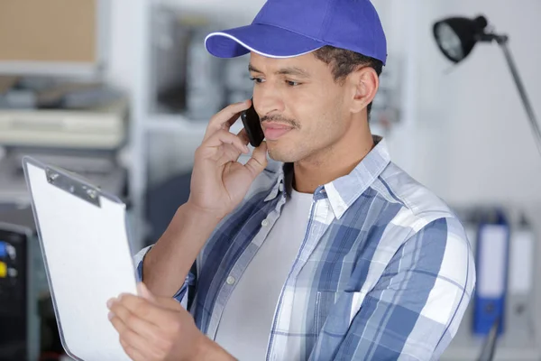 Technicus Aan Telefoon Het Magazijn — Stockfoto