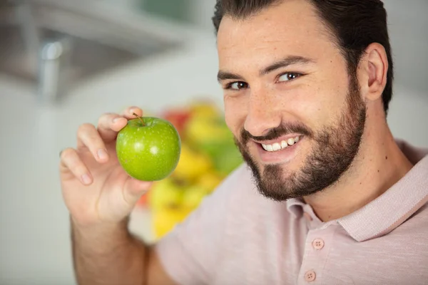 Guapo Alegre Joven Sosteniendo Manzana — Foto de Stock