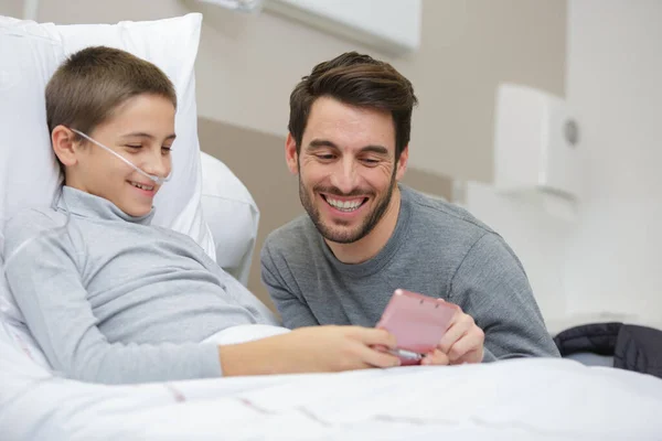 Feliz Padre Hijo Divirtiéndose Juntos Cámara Del Hospital —  Fotos de Stock