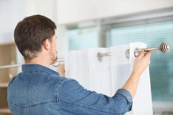 Homem Pendurado Cortina Janela Dentro Casa Elemento Decoração Interior — Fotografia de Stock