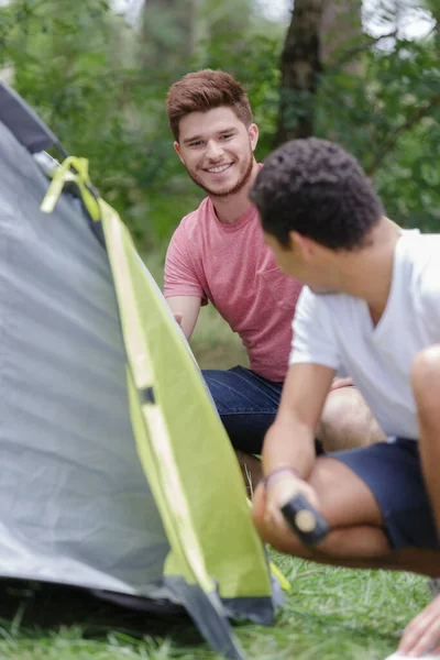 Birlikte Kamp Yapan Genç Adamlar — Stok fotoğraf